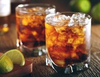 c�cteles con ron y cerveza